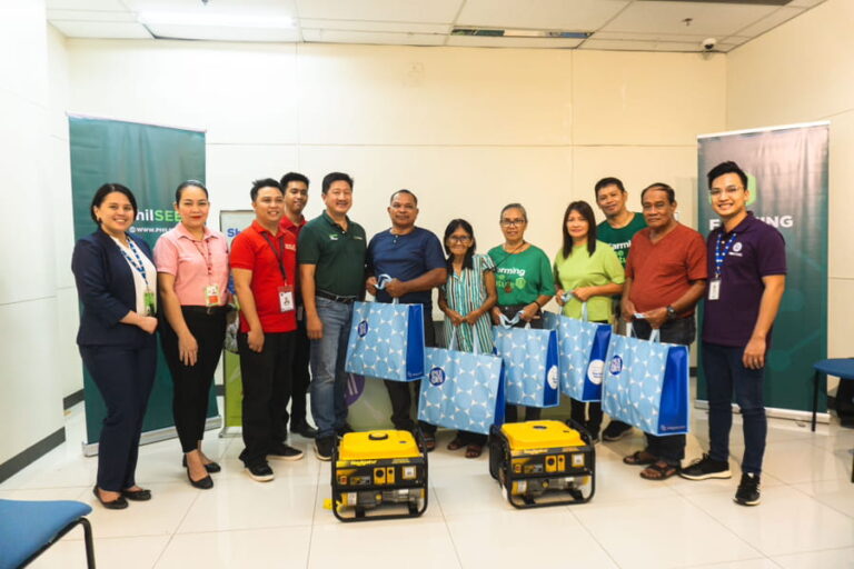 From left to right, Ms. Kara Velasco (Marketing Manager of SM Store Mindpro), Ms. Denily Fidel (Store Head of Ace Hardware SM Mindpro), Mr. Kevin Nunez of DTI Zamboanga City, Mr. Christian Calungcungan (Ace Express SM Store Mindpro), Mr. Nixon Go (PhilSeed Board of Trustee), PhilSeed Farmers and from right most, Mr. Aries Pineda (Sr Manager for SM Store CSR).