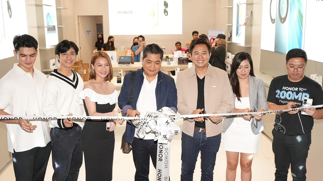 From left to right: HONOR Stars Bruce Roeland, Jeff Moses, Liezel Lopez, Berlein CEO Leo Bernardino with HONOR Vice President Stephen Cheng, Brand Marketing Manager Joepy Libo-on, and PR Manager Pao Oga